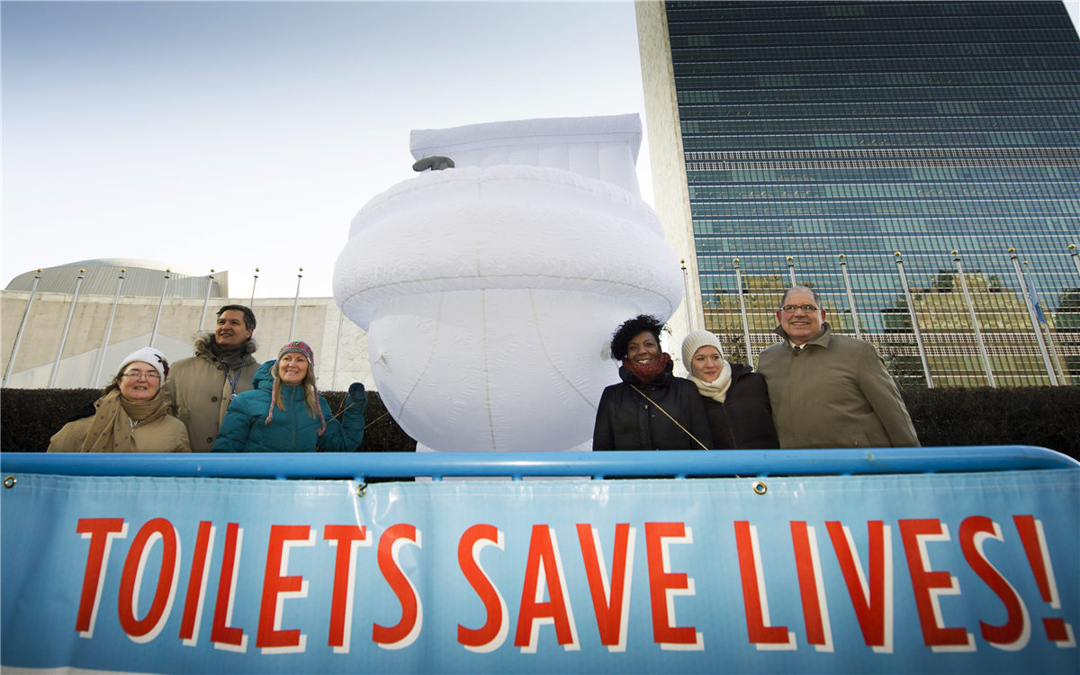 &ldquo;世界廁所日&rdquo;，聯(lián)合國總部大樓前的口號(hào)條幅
