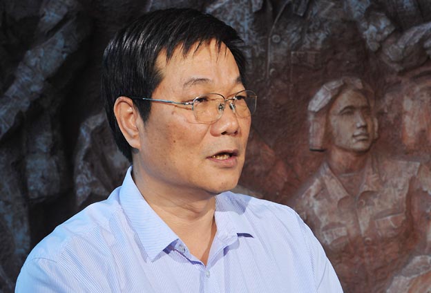 我們把黨的政治優(yōu)勢和現(xiàn)代企業(yè)制度優(yōu)勢結(jié)合起來，建立完善決策、執(zhí)行、監(jiān)督三個體系。