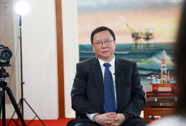 堅(jiān)持黨的領(lǐng)導(dǎo)、加強(qiáng)黨的建設(shè)，是國有企業(yè)的光榮傳統(tǒng)。