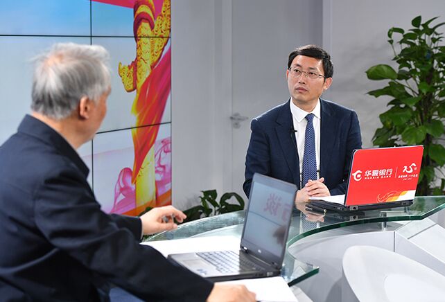 您再給我們梳理一下，黨章中有關&ldquo;基本路線&rdquo;的修改情況。