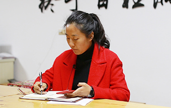 回鄉(xiāng)，立志改變家鄉(xiāng)落后面貌