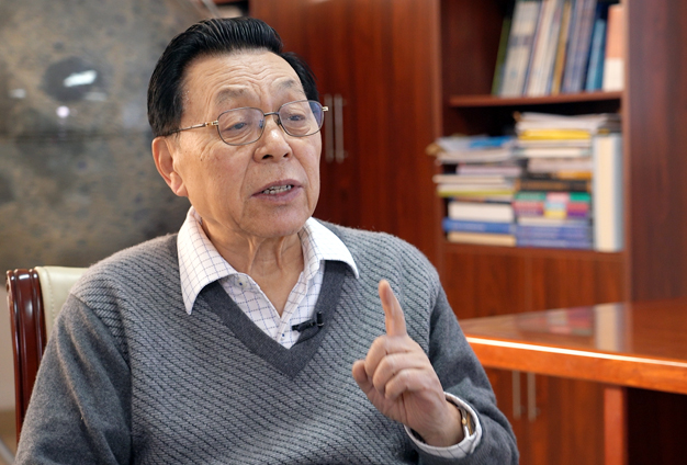 宇宙空間有來自各類天體發(fā)射的很多信息，背面是唯一的一個地方能接收到這部分信號