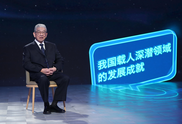 抱著要建造先進的海軍裝備保家衛(wèi)國的心愿，考入了交通大學造船系