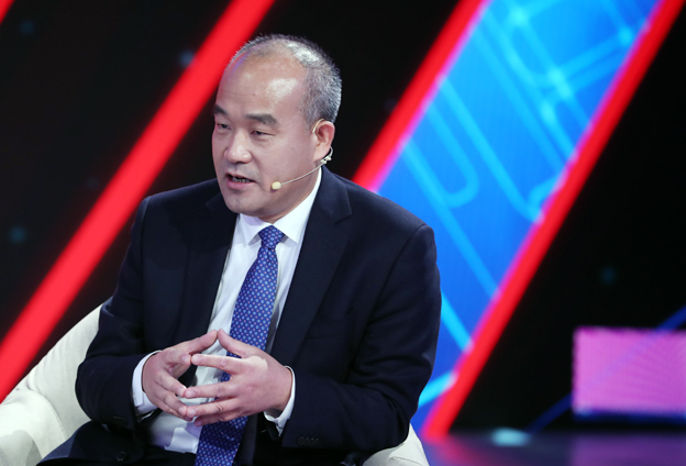 年輕人要有遠(yuǎn)大理想，要了解到科技的核心要素所在，專心，靜下心來(lái)打好基礎(chǔ)。