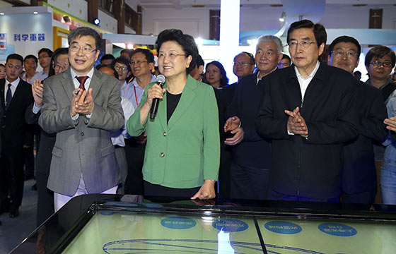 劉延?xùn)|、郭金龍參加2016年全國科技活動(dòng)周活動(dòng)