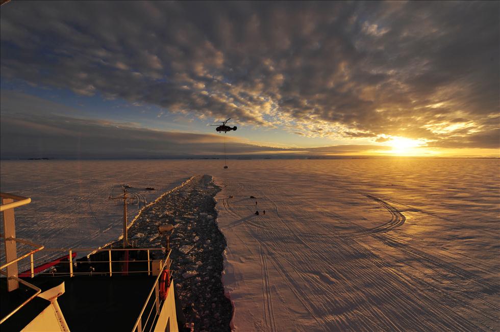 忙碌的&ldquo;雪鷹12&rdquo;號(hào)直升機(jī)(高清)
