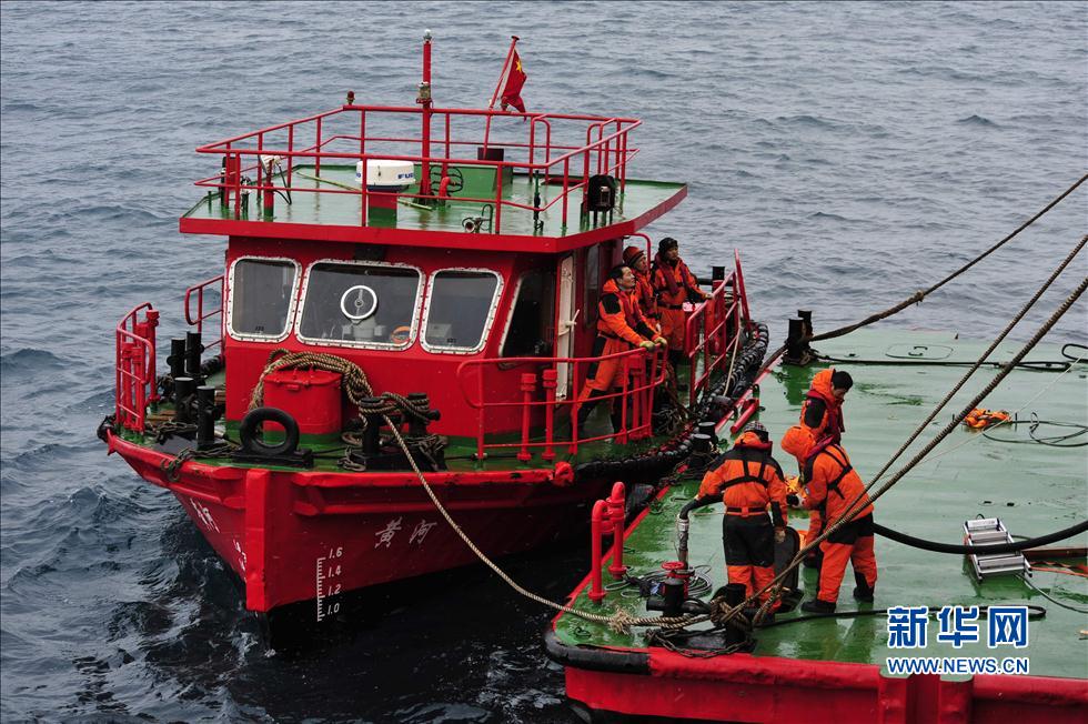 馬年伊始&ldquo;雪龍&rdquo;號(hào)爭分奪秒卸貨忙(組圖)