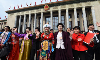 閉幕會(huì)后，代表走出人民大會(huì)堂