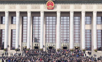 閉幕會后，代表走出人民大會堂