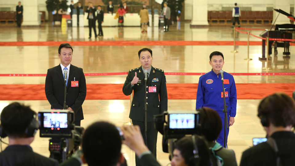 趙宏博、景海鵬、唐嘉陵代表接受采訪