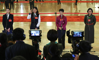 吳敏霞、杜玉濤、蒙曼、盧麗安代表接受采訪