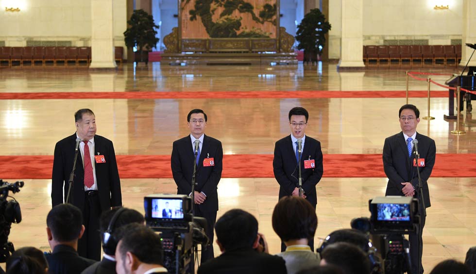 凌解放、王立平、徐川、黃一兵接受采訪