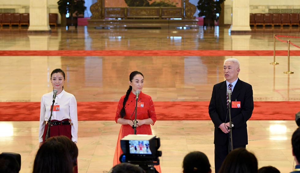 肖笑波、侯艷、徐俊接受采訪