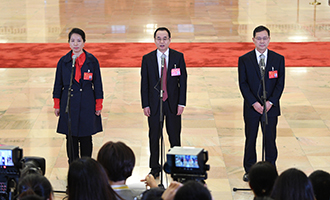 姜妍、康紅普、劉宗富代表接受采訪