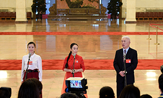 肖笑波、侯艷、徐俊代表接受采訪