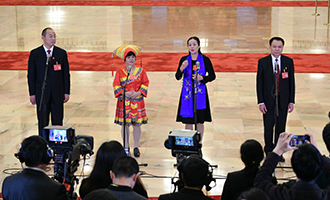 蔡松濤、杜麗群、楊小玲、賈立群代表接受采訪