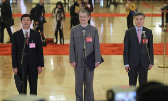 吳曉光、胡偉武、金東寒代表接受采訪