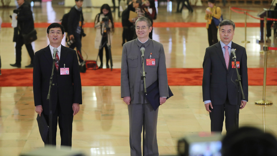 吳曉光、胡偉武、金東寒代表接受采訪