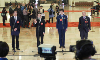 王辰、楊潔、劉文力、王旭東代表接受采訪