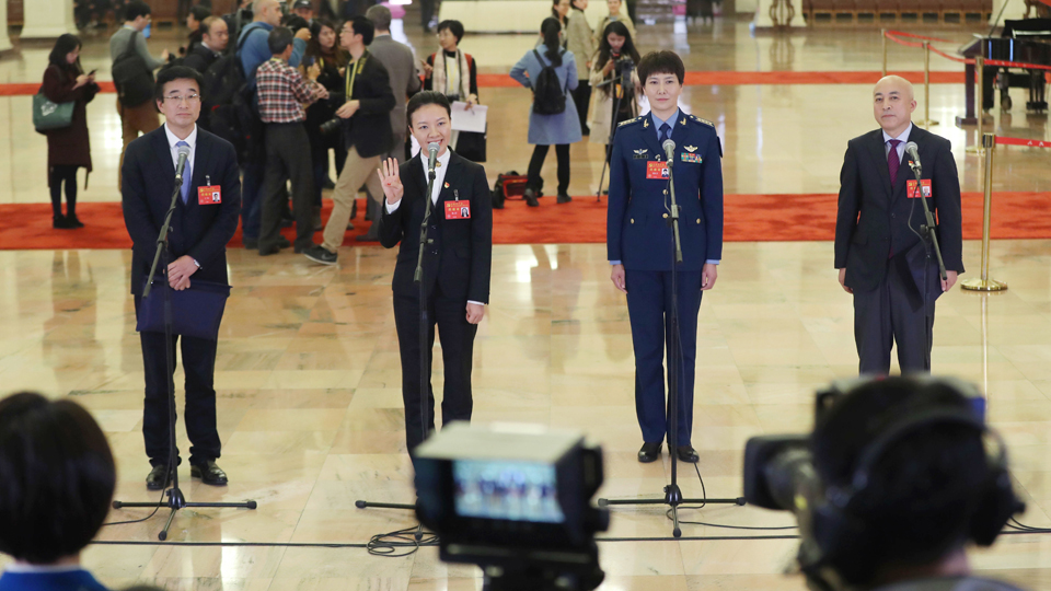 王辰、楊潔、劉文力、王旭東代表接受采訪