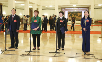 蔣成華、邵蕓、甘露、周宇代表接受采訪