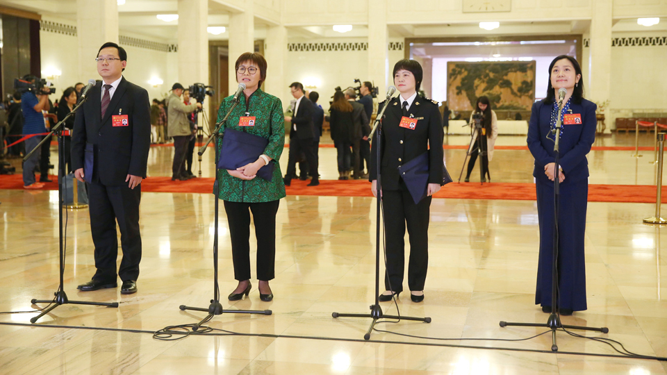 蔣成華、邵蕓、甘露、周宇代表接受采訪