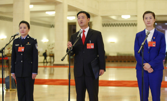 李貝、裴春亮、丁寧代表接受采訪