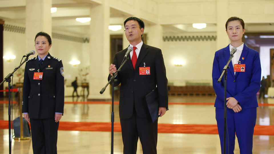 李貝、裴春亮、丁寧代表接受采訪