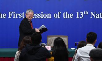 記者會(huì)后,劉永富準(zhǔn)備離開