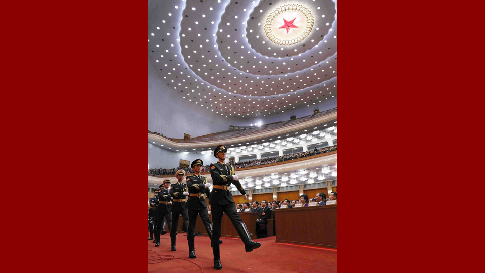 陸?？杖妰x仗兵正步行進至主席臺前