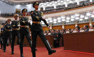 陸?？杖妰x仗兵正步行進(jìn)至主席臺(tái)前