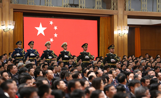 陸?？杖妰x仗兵正步行進