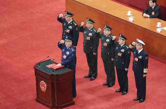 中央軍委副主席、委員進(jìn)行憲法宣誓