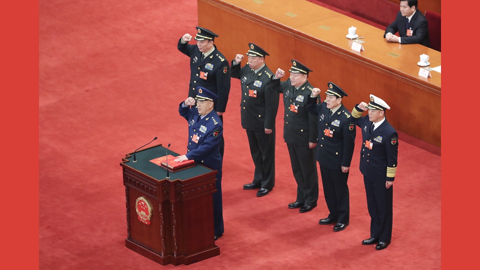 中央軍委副主席、委員進行憲法宣誓