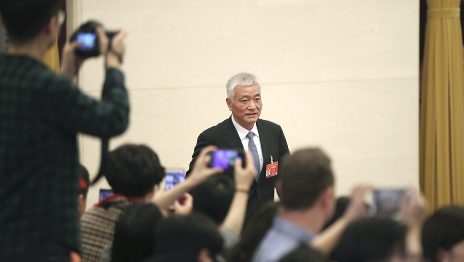 王志剛步入&ldquo;部長通道&rdquo;，準(zhǔn)備接受采訪