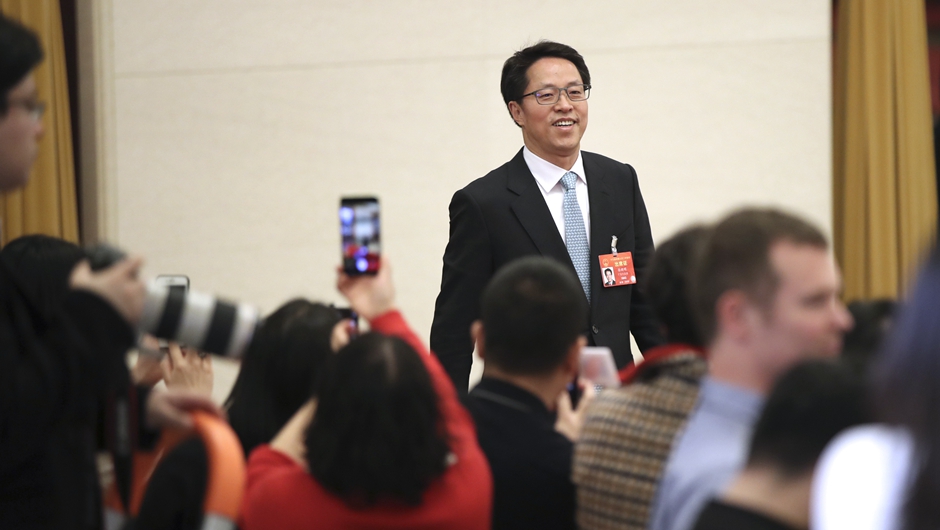 張曉明步入&ldquo;部長通道&rdquo;，準(zhǔn)備接受采訪