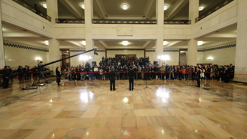 全國(guó)政協(xié)委員在&ldquo;委員通道&rdquo;接受采訪