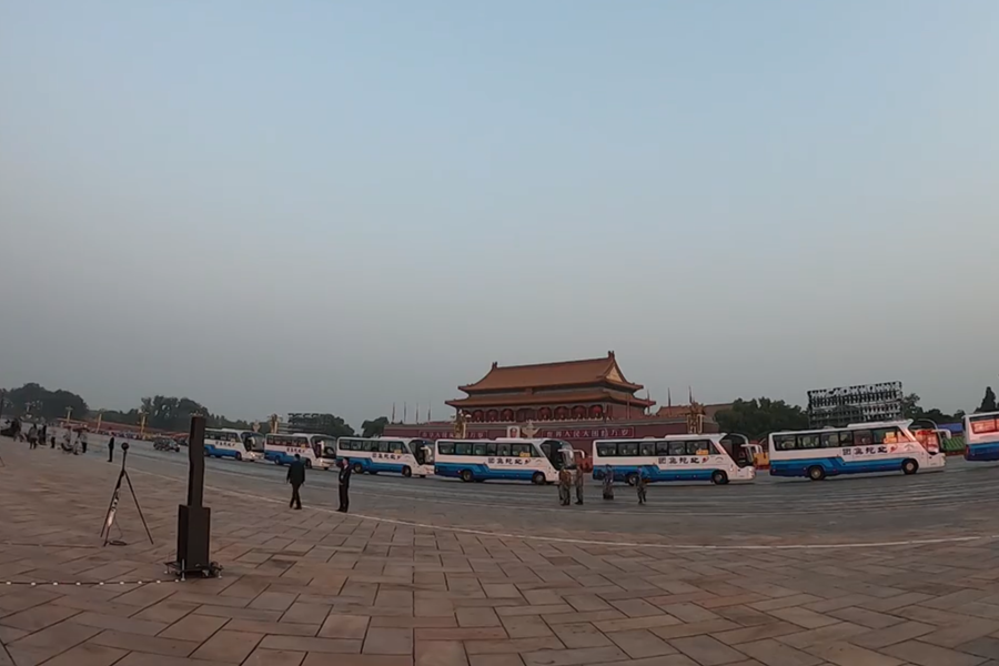 10月1日清晨的天安門城樓和長安街，燈火通明，正在準備慶祝大會的工作人員雖然緊張忙碌，但仍顯得井然有序