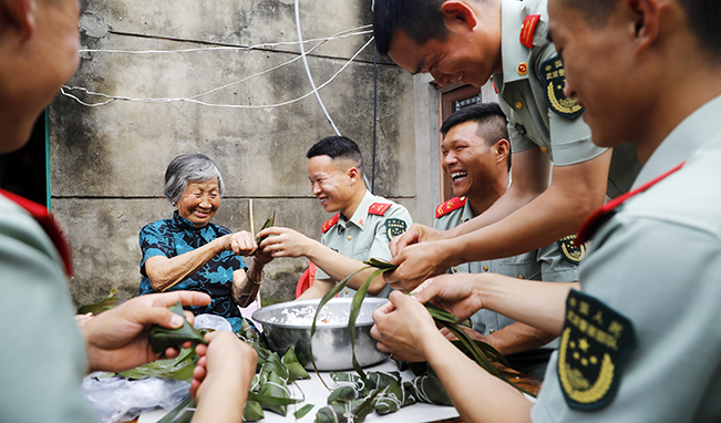 端午節(jié)，家里來了親人子弟兵