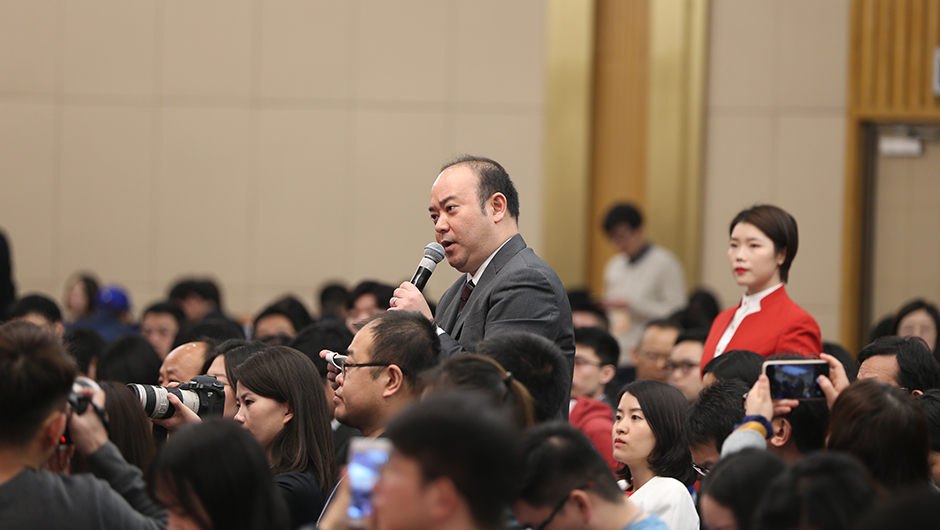 日本經(jīng)濟(jì)新聞?dòng)浾咛釂? /></a>   
<p><a href=