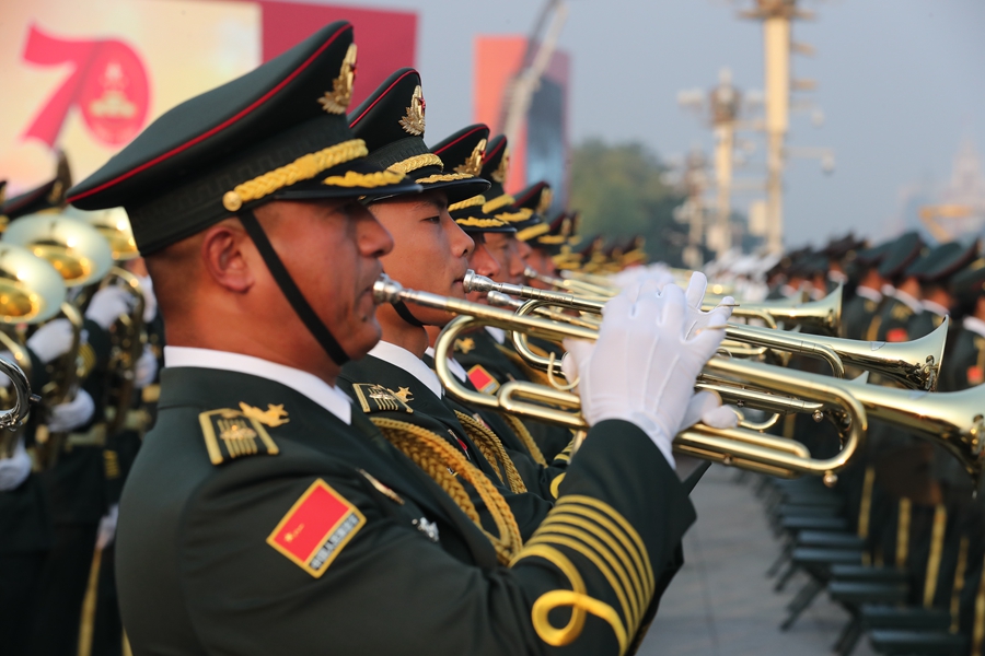 解放軍聯(lián)合軍樂團在廣場就位后進行準備工作和試奏。據(jù)了解，解放軍聯(lián)合軍樂團此次演奏是從開國大典至今歷次閱兵以來演奏曲目最多的一次，不少曲目是為此次閱兵量身打造的全新作品，此次也是歷次女演奏員最多的一次。