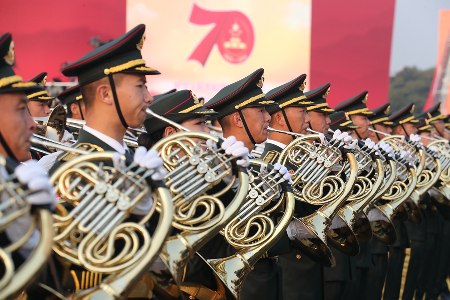 解放軍聯(lián)合軍樂團在廣場就位后進行準備工作和試奏。據(jù)了解，解放軍聯(lián)合軍樂團此次演奏是從開國大典至今歷次閱兵以來演奏曲目最多的一次，不少曲目是為此次閱兵量身打造的全新作品，此次也是歷次女演奏員最多的一次。