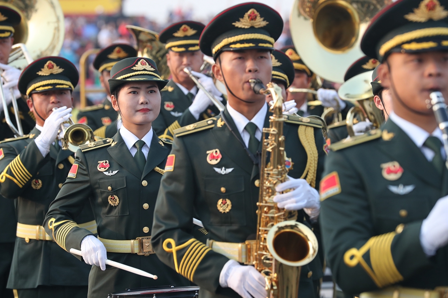 解放軍聯(lián)合軍樂團在廣場就位后進行準備工作和試奏。據(jù)了解，解放軍聯(lián)合軍樂團此次演奏是從開國大典至今歷次閱兵以來演奏曲目最多的一次，不少曲目是為此次閱兵量身打造的全新作品，此次也是歷次女演奏員最多的一次。