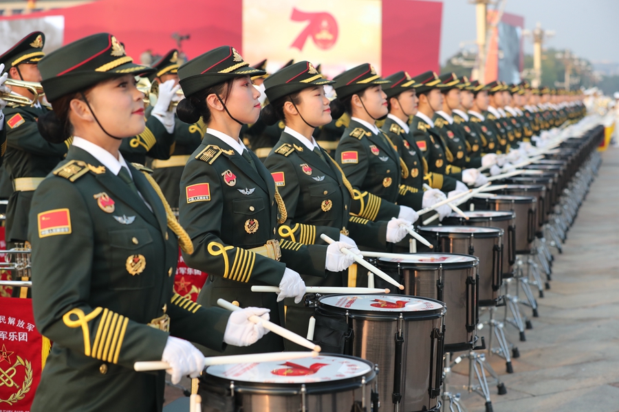 解放軍聯(lián)合軍樂團在廣場就位后進行準備工作和試奏。據(jù)了解，解放軍聯(lián)合軍樂團此次演奏是從開國大典至今歷次閱兵以來演奏曲目最多的一次，不少曲目是為此次閱兵量身打造的全新作品，此次也是歷次女演奏員最多的一次。