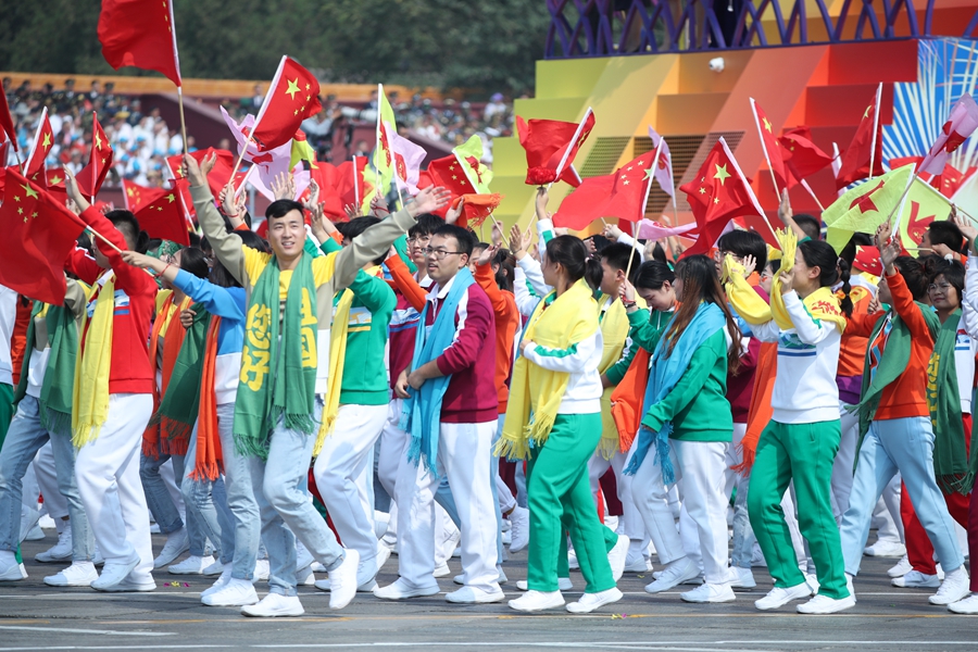 群眾大游行，歡樂的海洋！