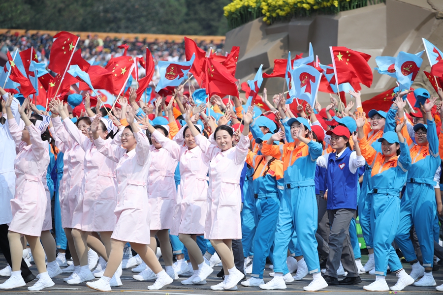 群眾大游行，歡樂的海洋！