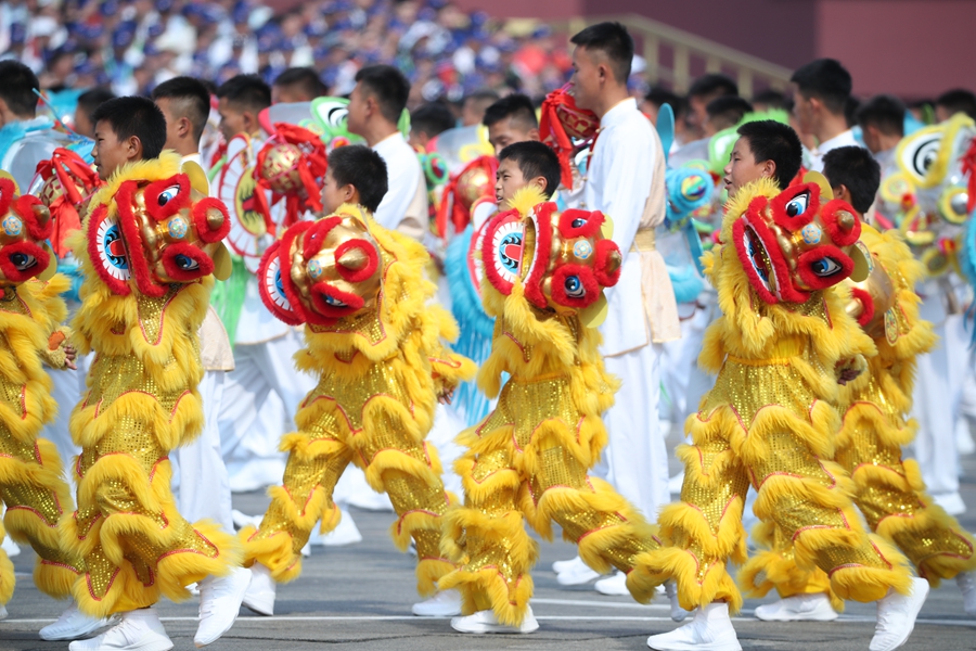 群眾大游行，歡樂的海洋！