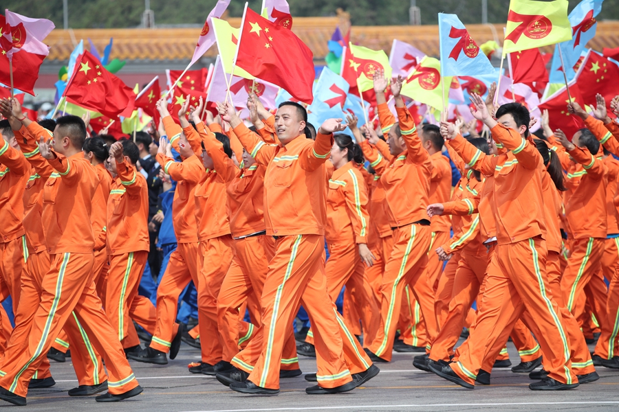 群眾大游行，歡樂的海洋！