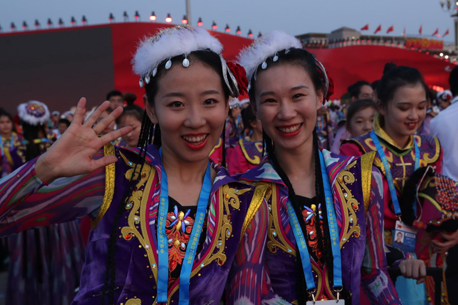 今晚，我們歡聚在天安門(mén)廣場(chǎng)