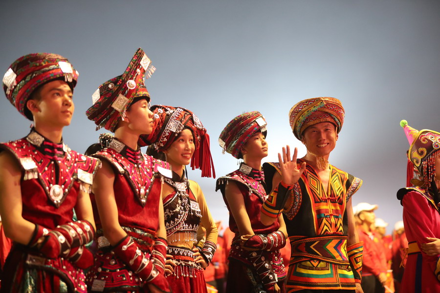 好兒好女好家園，齊心奔小康，共圓中國(guó)夢(mèng)